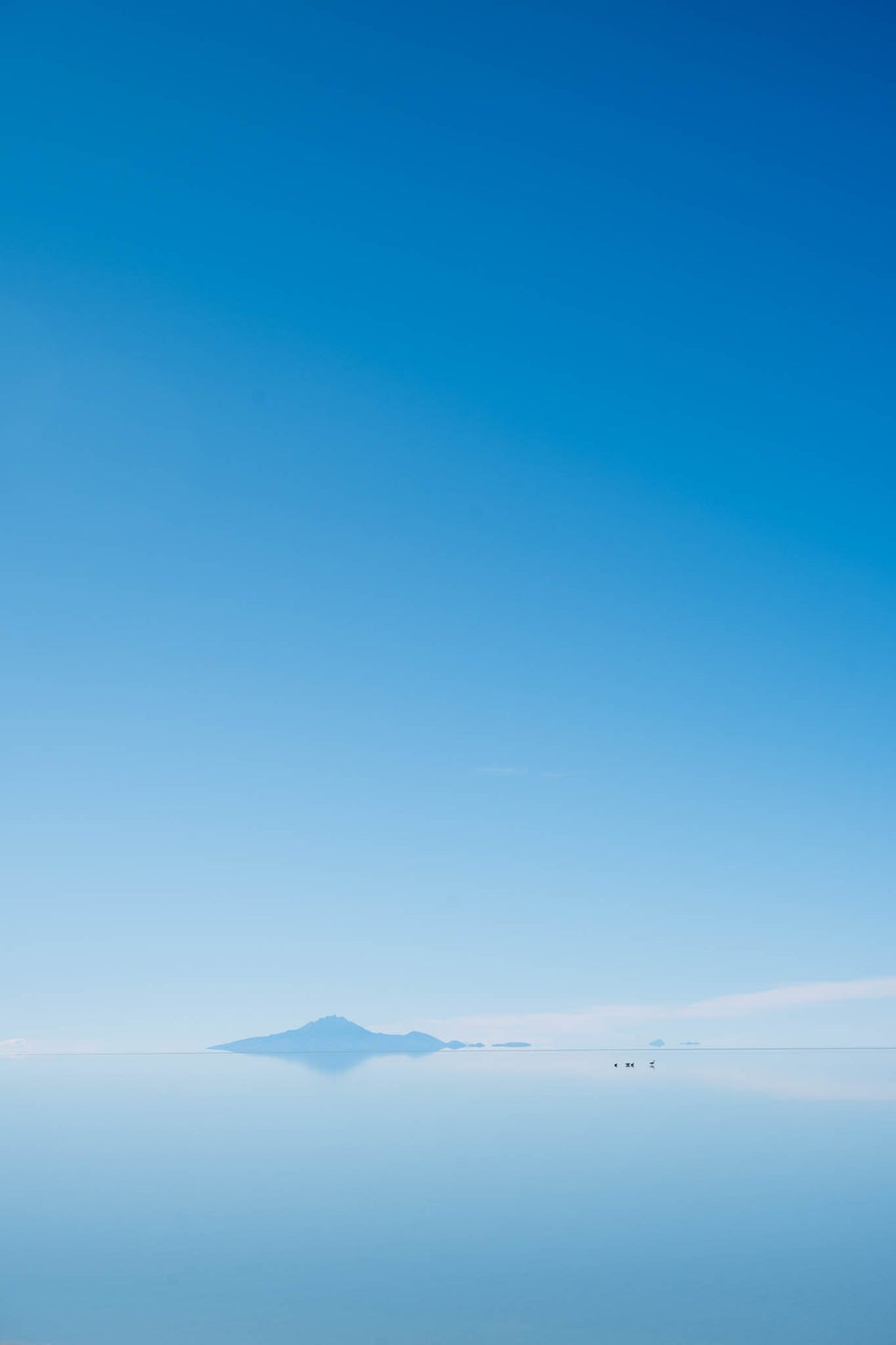 6616ab8ed8c3c268632d0a1d_peaceful-salt-flat-uyuni_1751527254152.jpg
